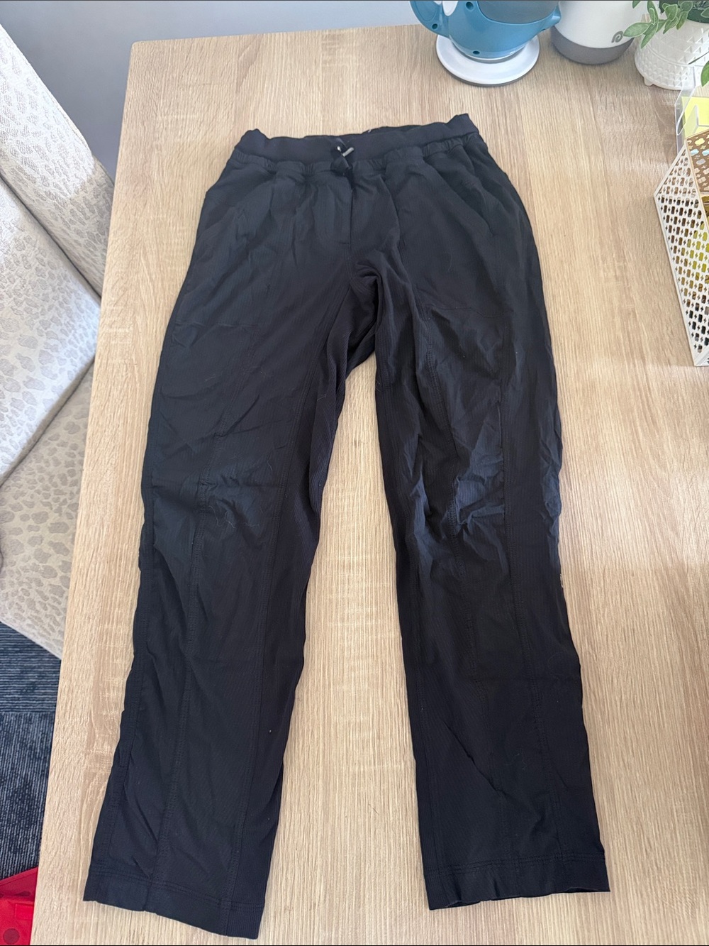 Lululemon Black cropped joggers